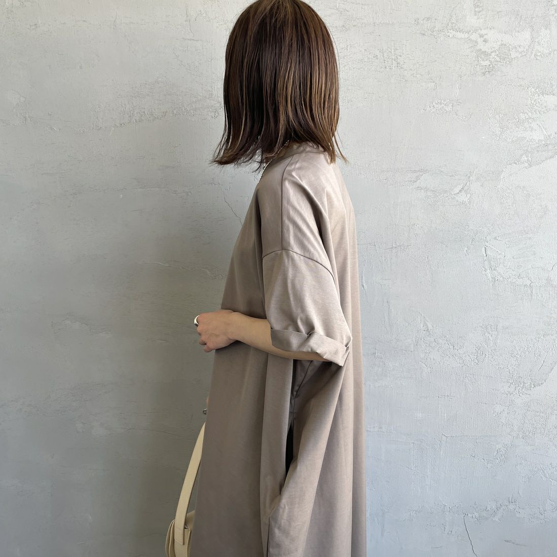 mizuiro ind [ミズイロインド] ロールアップスリーブワンピース [2-250089] 20 GREIGE &&モデル身長：158cm 着用サイズ：F&&