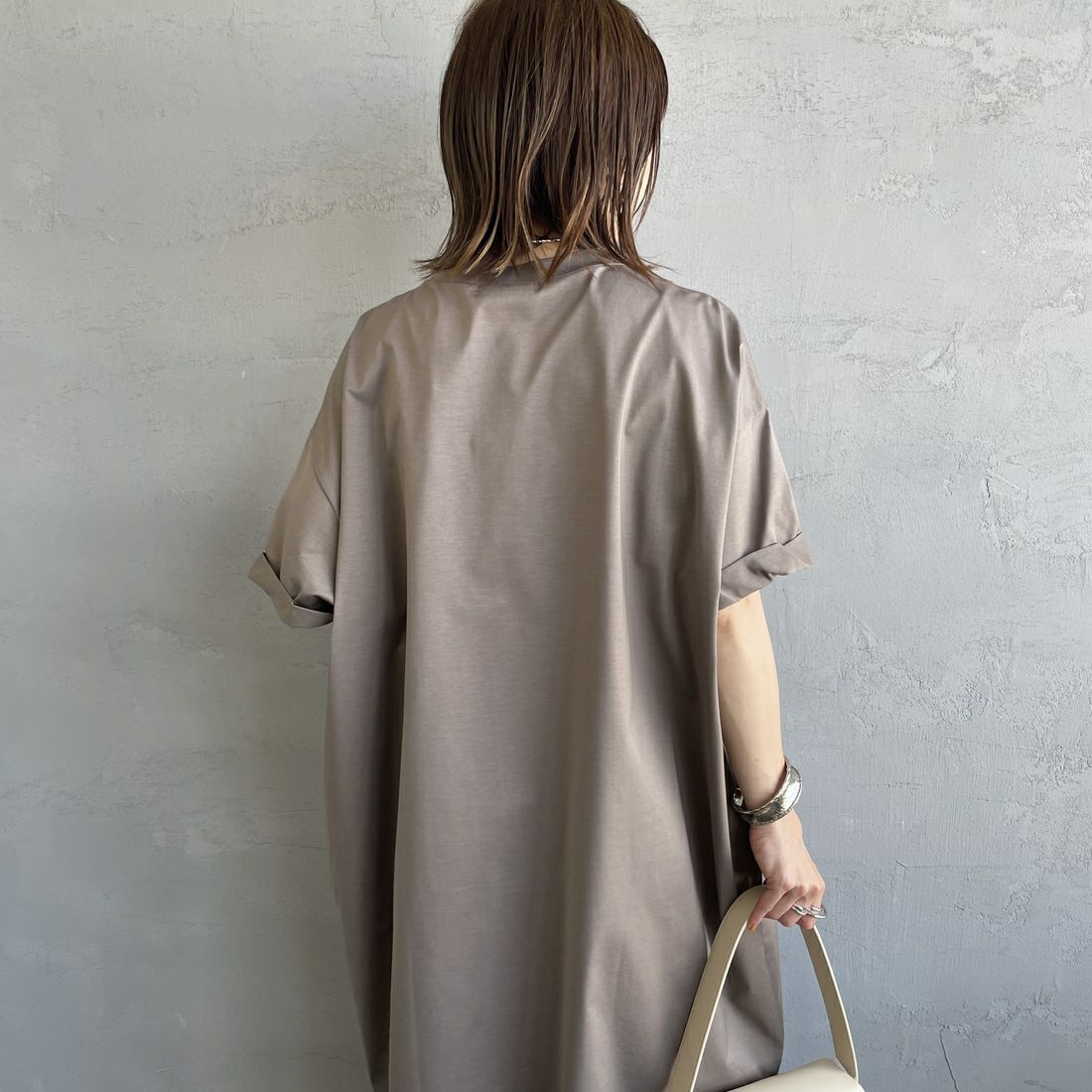 mizuiro ind [ミズイロインド] ロールアップスリーブワンピース [2-250089] 20 GREIGE &&モデル身長：158cm 着用サイズ：F&&