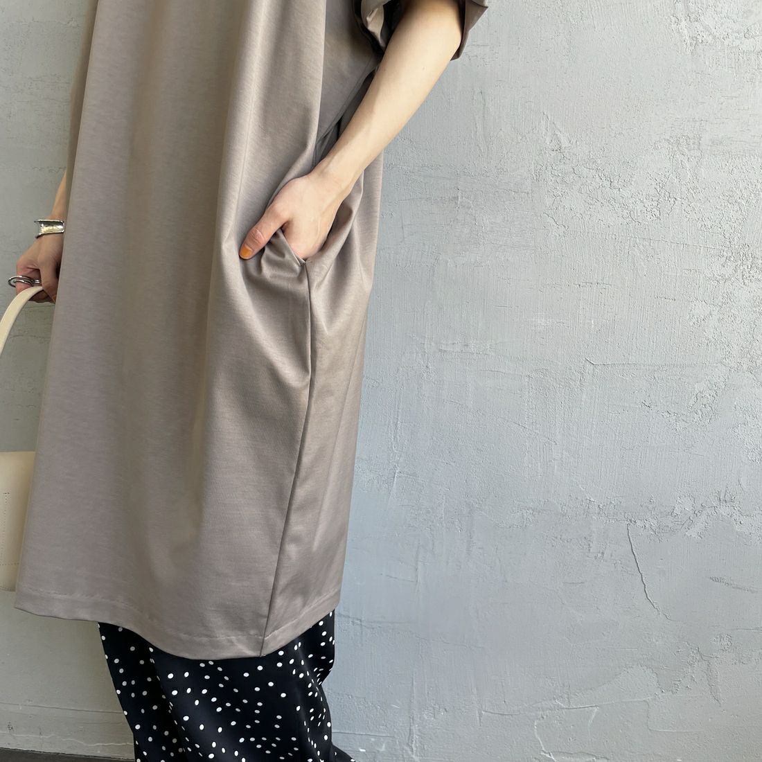 mizuiro ind [ミズイロインド] ロールアップスリーブワンピース [2-250089] 20 GREIGE &&モデル身長：158cm 着用サイズ：F&&
