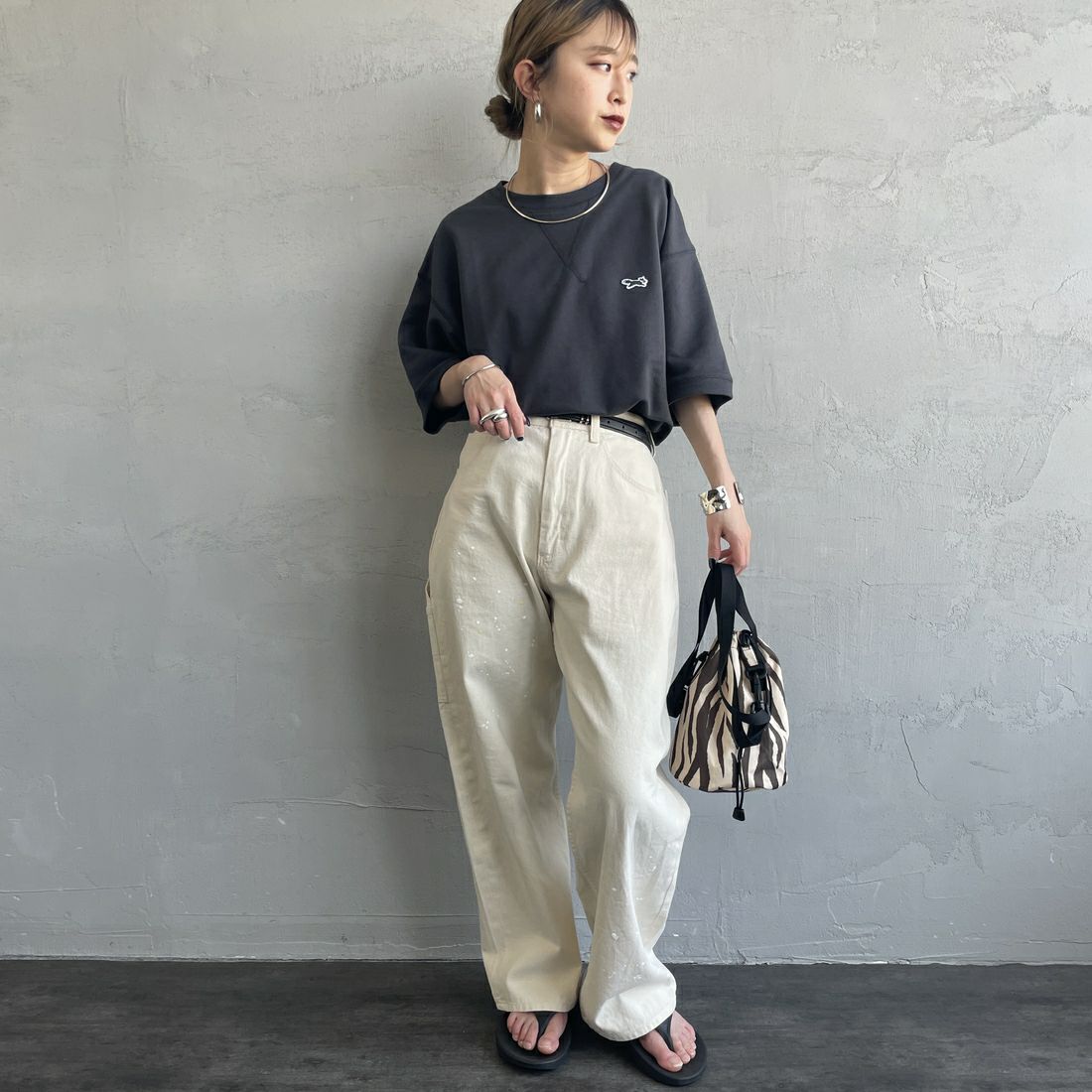 THE FOX [ザフォックス] 別注 ワンポイントロゴワッペン ミニ裏毛 WガゼットTシャツ [JFU25SS-12-JF] CHARCOAL &&モデル身長：150cm 着用サイズ：S&&