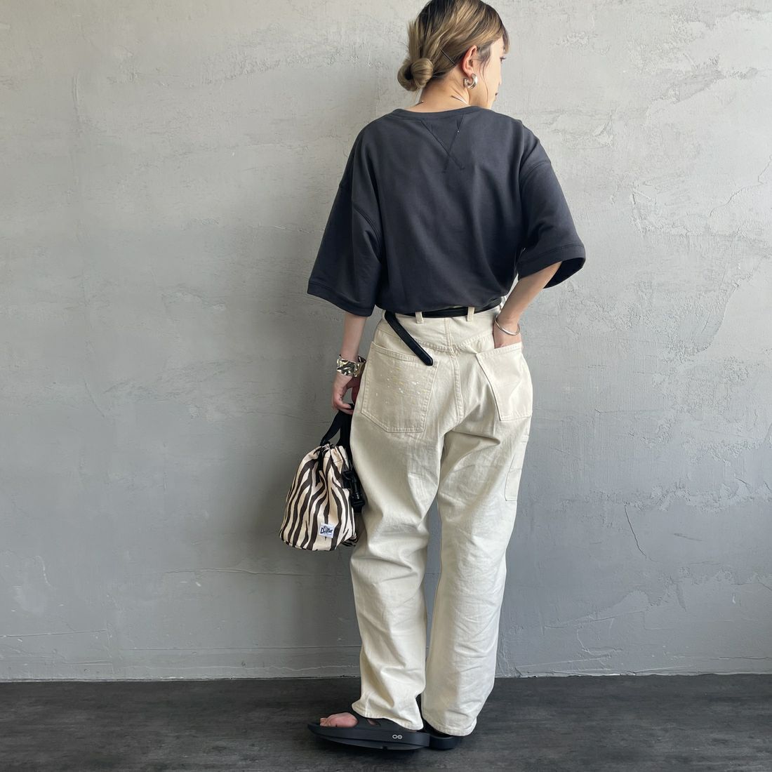 THE FOX [ザフォックス] 別注 ワンポイントロゴワッペン ミニ裏毛 WガゼットTシャツ [JFU25SS-12-JF] CHARCOAL &&モデル身長：150cm 着用サイズ：S&&