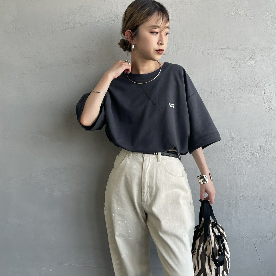 THE FOX [ザフォックス] 別注 ワンポイントロゴワッペン ミニ裏毛 WガゼットTシャツ [JFU25SS-12-JF] CHARCOAL &&モデル身長：150cm 着用サイズ：S&&