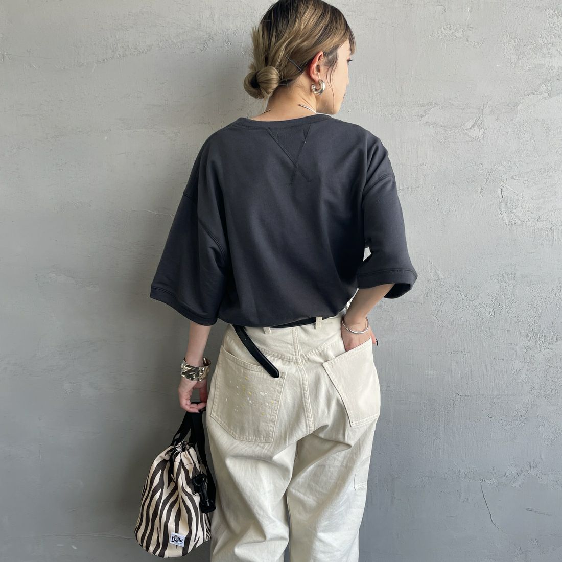 THE FOX [ザフォックス] 別注 ワンポイントロゴワッペン ミニ裏毛 WガゼットTシャツ [JFU25SS-12-JF] CHARCOAL &&モデル身長：150cm 着用サイズ：S&&
