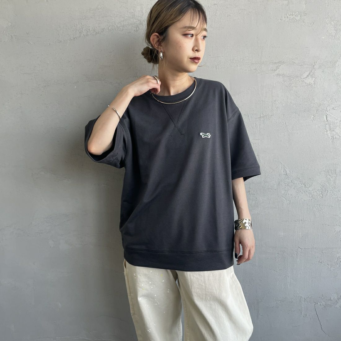 THE FOX [ザフォックス] 別注 ワンポイントロゴワッペン ミニ裏毛 WガゼットTシャツ [JFU25SS-12-JF] CHARCOAL &&モデル身長：150cm 着用サイズ：S&&