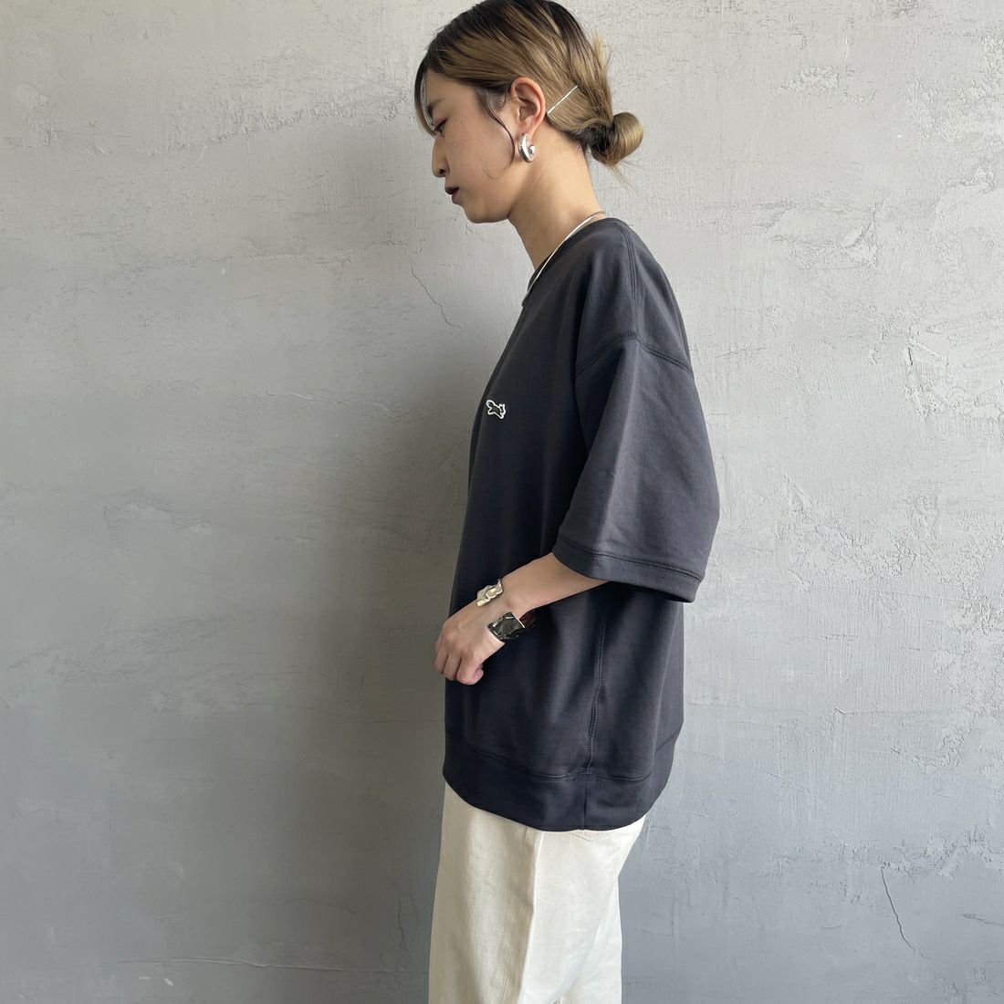 THE FOX [ザフォックス] 別注 ワンポイントロゴワッペン ミニ裏毛 WガゼットTシャツ [JFU25SS-12-JF] CHARCOAL &&モデル身長：150cm 着用サイズ：S&&