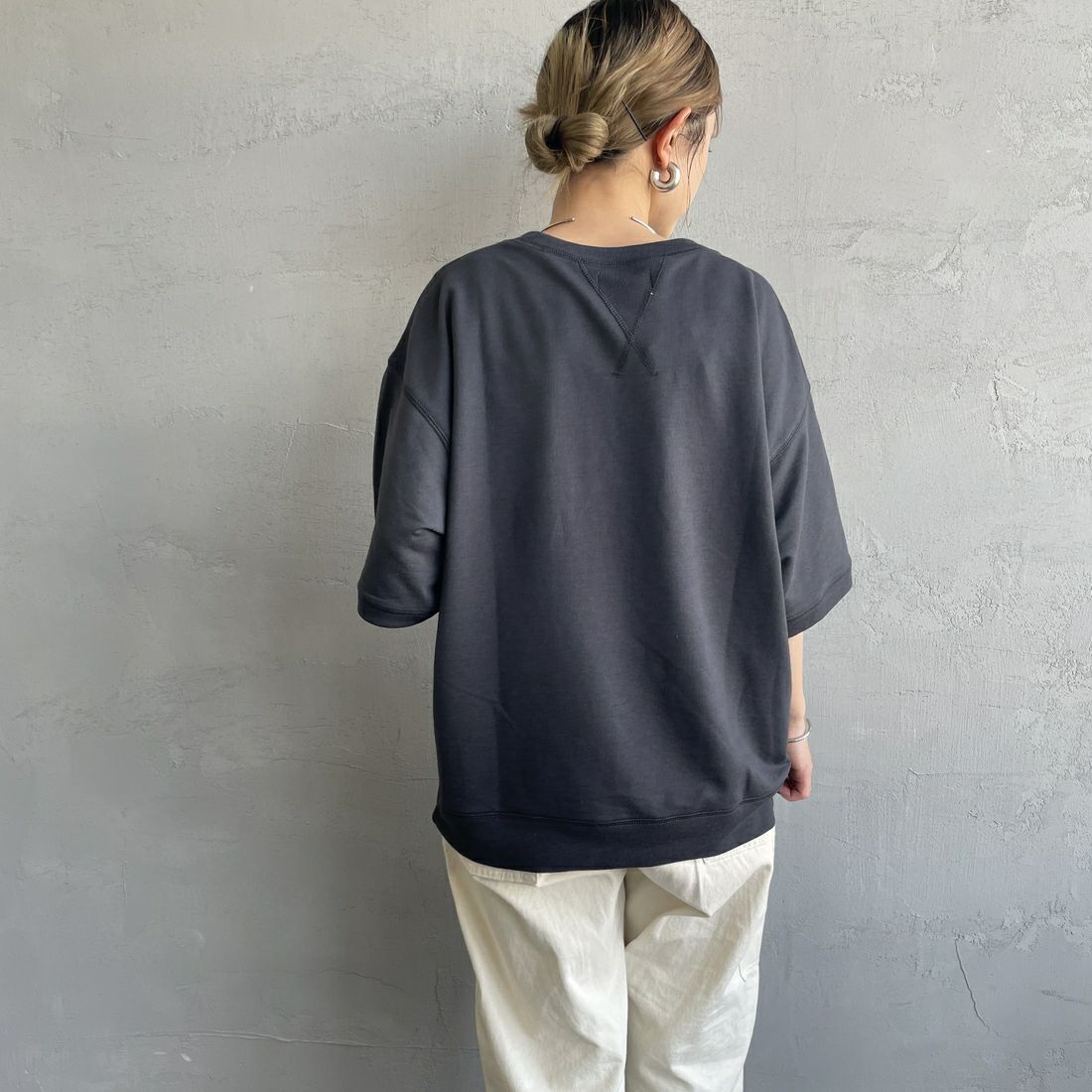 THE FOX [ザフォックス] 別注 ワンポイントロゴワッペン ミニ裏毛 WガゼットTシャツ [JFU25SS-12-JF] CHARCOAL &&モデル身長：150cm 着用サイズ：S&&