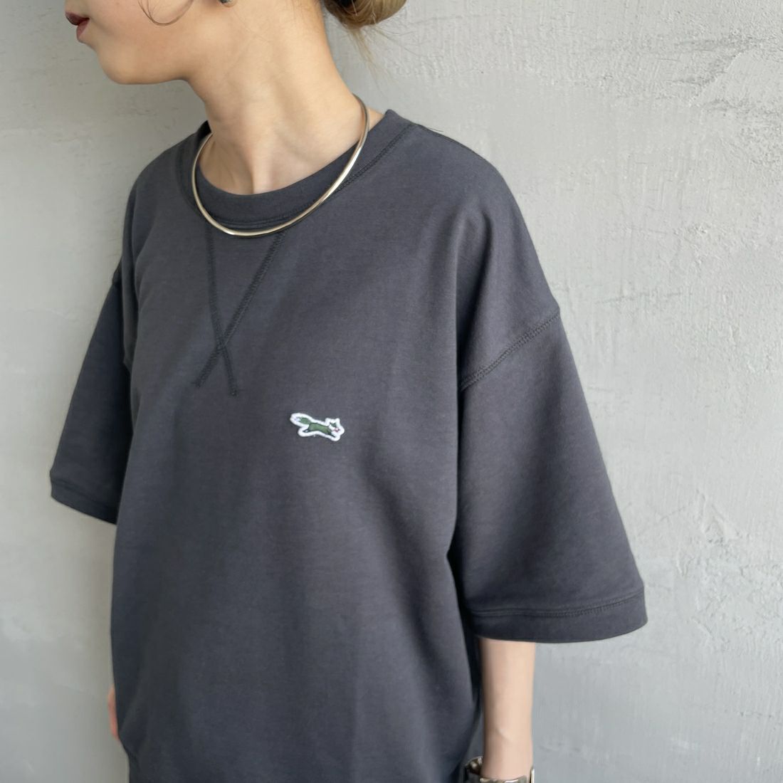 THE FOX [ザフォックス] 別注 ワンポイントロゴワッペン ミニ裏毛 WガゼットTシャツ [JFU25SS-12-JF] CHARCOAL &&モデル身長：150cm 着用サイズ：S&&