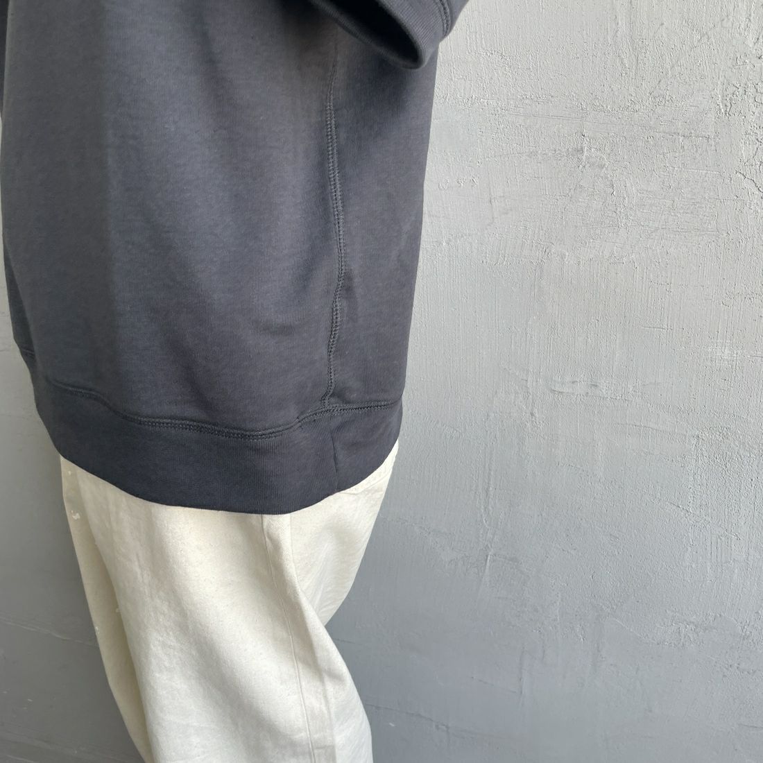 THE FOX [ザフォックス] 別注 ワンポイントロゴワッペン ミニ裏毛 WガゼットTシャツ [JFU25SS-12-JF] CHARCOAL &&モデル身長：150cm 着用サイズ：S&&