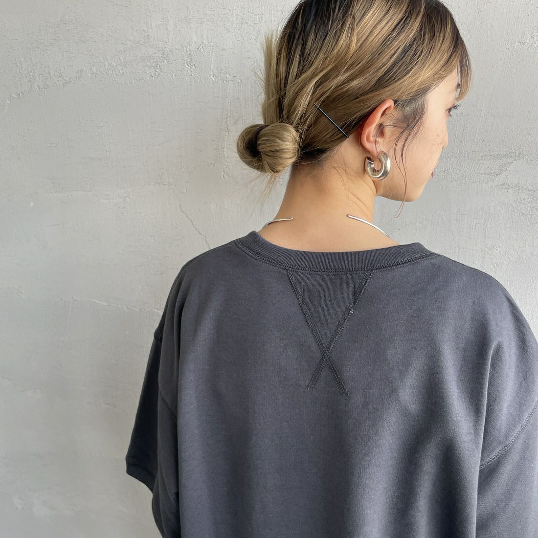 THE FOX [ザフォックス] 別注 ワンポイントロゴワッペン ミニ裏毛 WガゼットTシャツ [JFU25SS-12-JF] CHARCOAL &&モデル身長：150cm 着用サイズ：S&&