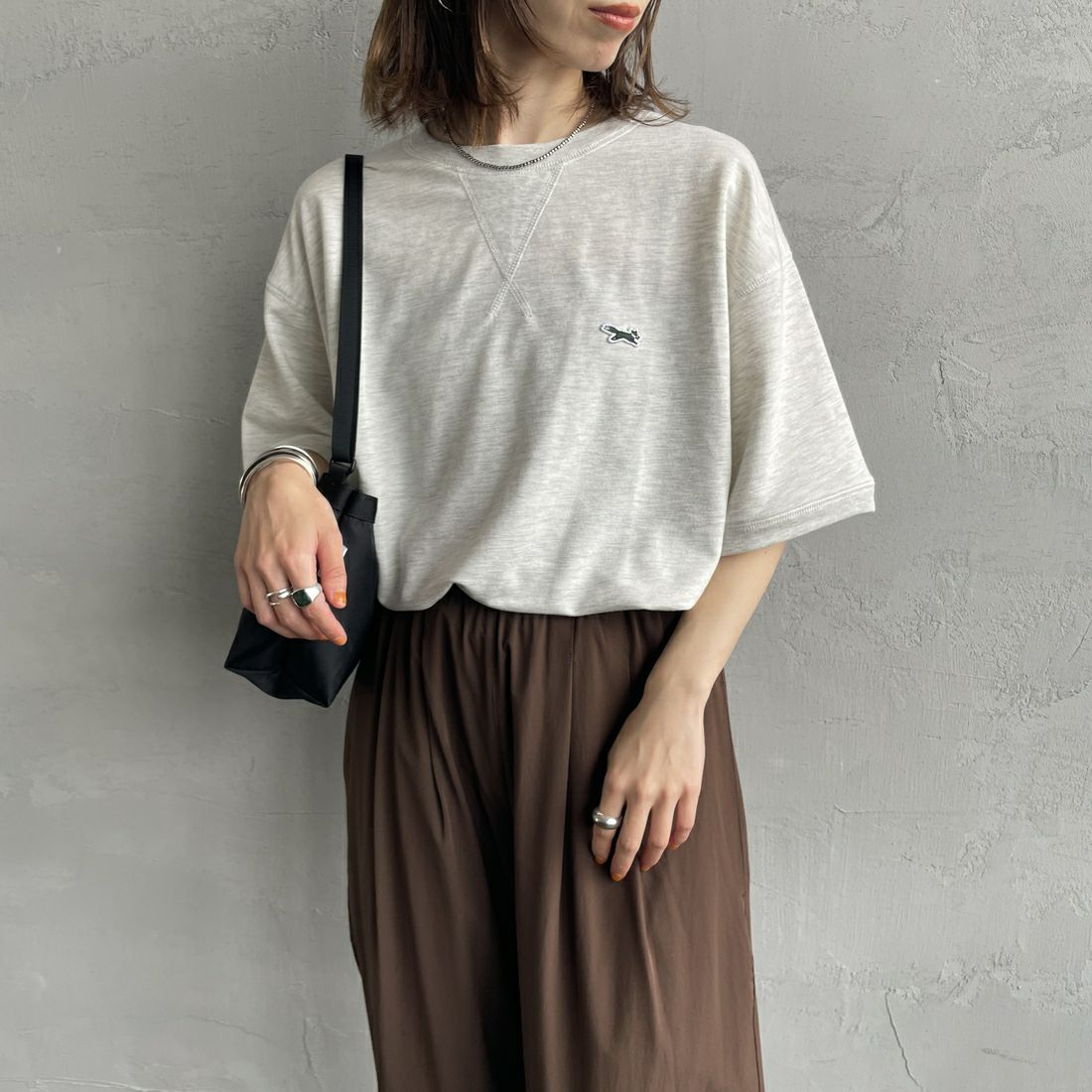 THE FOX [ザフォックス] 別注 ワンポイントロゴワッペン ミニ裏毛 WガゼットTシャツ [JFU25SS-12-JF] LT.GRAY &&モデル身長：158cm 着用サイズ：S&&