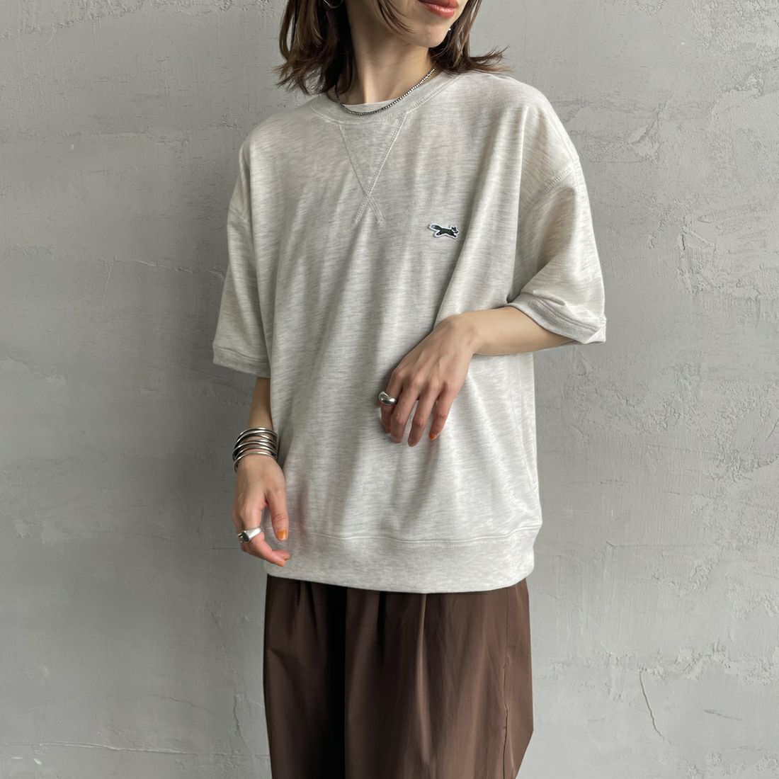 THE FOX [ザフォックス] 別注 ワンポイントロゴワッペン ミニ裏毛 WガゼットTシャツ [JFU25SS-12-JF] LT.GRAY &&モデル身長：158cm 着用サイズ：S&&