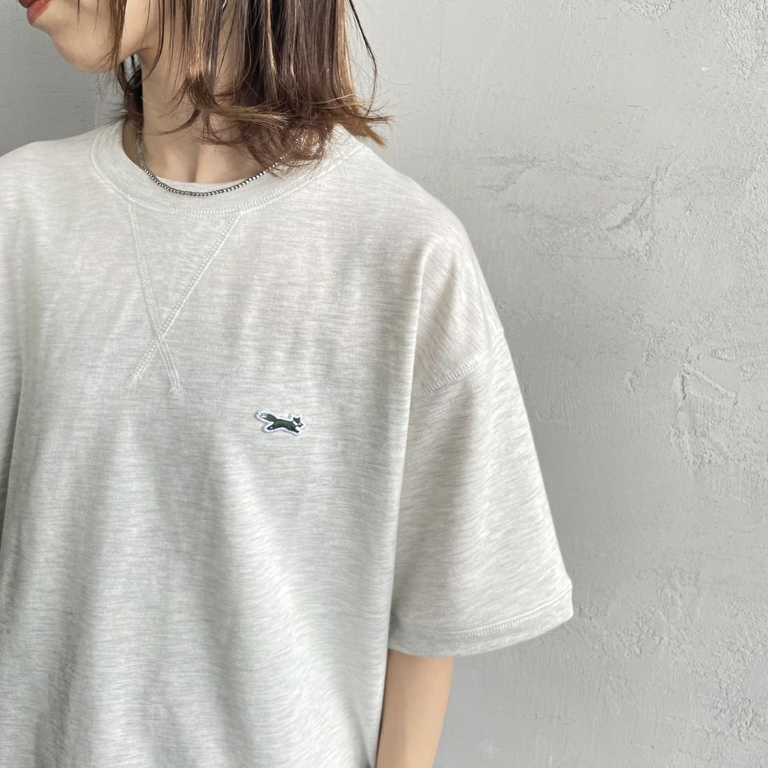 THE FOX [ザフォックス] 別注 ワンポイントロゴワッペン ミニ裏毛 WガゼットTシャツ [JFU25SS-12-JF] LT.GRAY &&モデル身長：158cm 着用サイズ：S&&