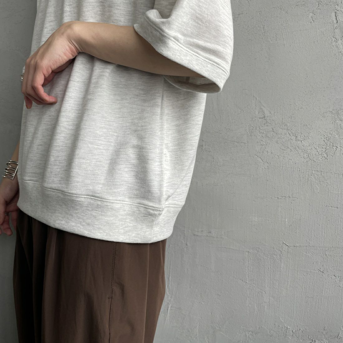 THE FOX [ザフォックス] 別注 ワンポイントロゴワッペン ミニ裏毛 WガゼットTシャツ [JFU25SS-12-JF] LT.GRAY &&モデル身長：158cm 着用サイズ：S&&