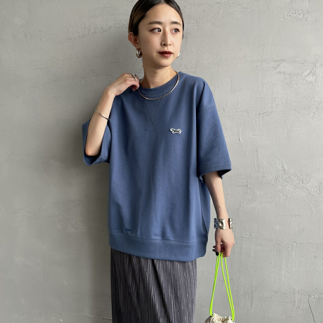 THE FOX [ザフォックス] 別注 ワンポイントロゴワッペン ミニ裏毛 WガゼットTシャツ [JFU25SS-12-JF] BLUE &&モデル身長：150cm 着用サイズ：S&&