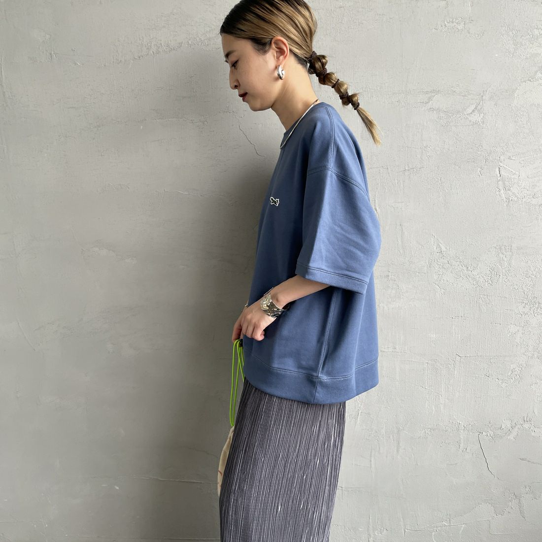 THE FOX [ザフォックス] 別注 ワンポイントロゴワッペン ミニ裏毛 WガゼットTシャツ [JFU25SS-12-JF] BLUE &&モデル身長：150cm 着用サイズ：S&&