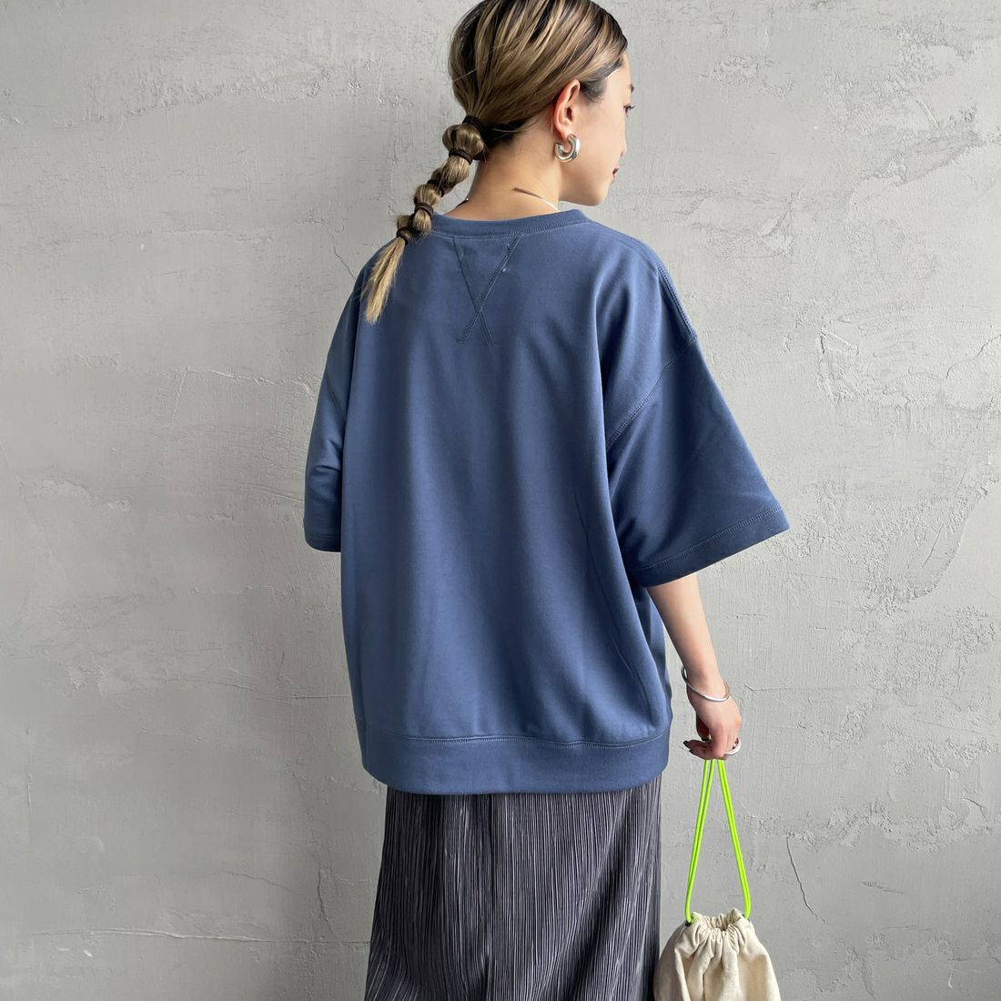 THE FOX [ザフォックス] 別注 ワンポイントロゴワッペン ミニ裏毛 WガゼットTシャツ [JFU25SS-12-JF] BLUE &&モデル身長：150cm 着用サイズ：S&&