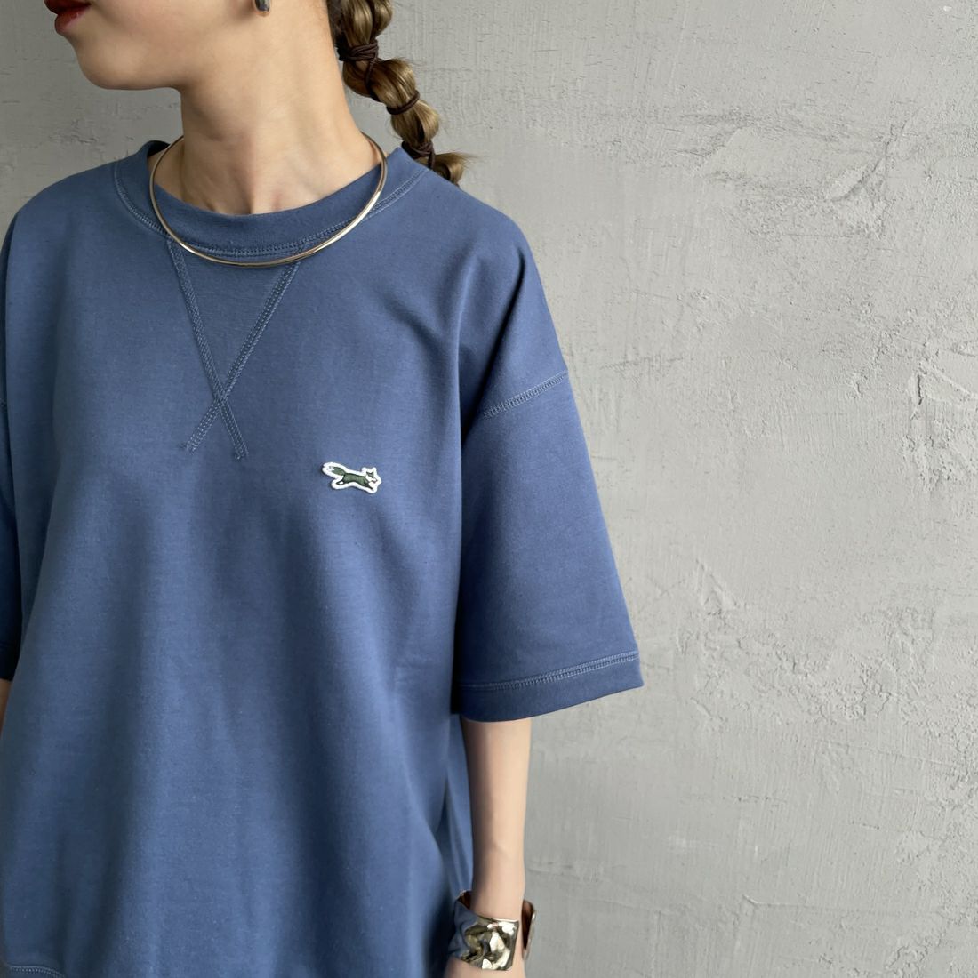 THE FOX [ザフォックス] 別注 ワンポイントロゴワッペン ミニ裏毛 WガゼットTシャツ [JFU25SS-12-JF] BLUE &&モデル身長：150cm 着用サイズ：S&&