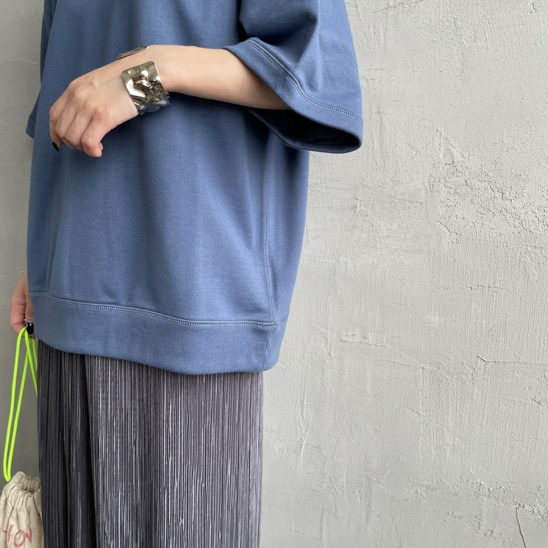 THE FOX [ザフォックス] 別注 ワンポイントロゴワッペン ミニ裏毛 WガゼットTシャツ [JFU25SS-12-JF] BLUE &&モデル身長：150cm 着用サイズ：S&&
