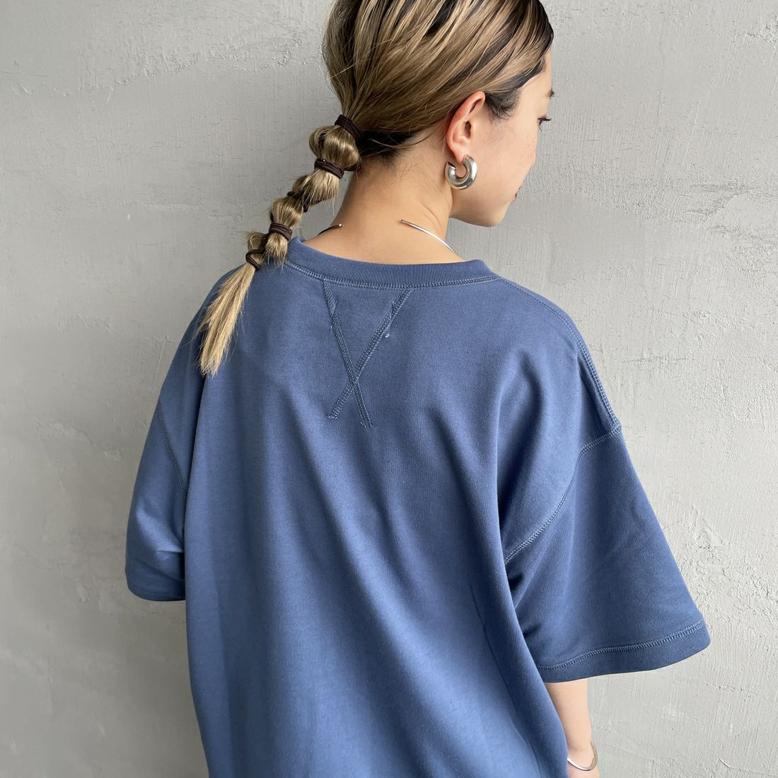 THE FOX [ザフォックス] 別注 ワンポイントロゴワッペン ミニ裏毛 WガゼットTシャツ [JFU25SS-12-JF] BLUE &&モデル身長：150cm 着用サイズ：S&&