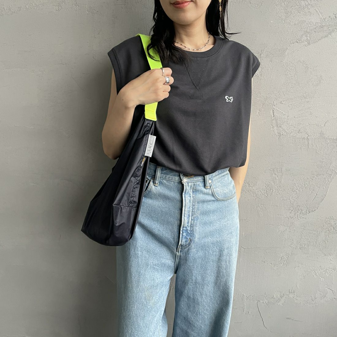 THE FOX [ザフォックス] 別注 ワンポイントロゴワッペン ミニ裏毛 ノースリーブTシャツ [JFL25SS-08-JF] CHARCOAL &&モデル身長：160cm 着用サイズ：M&&