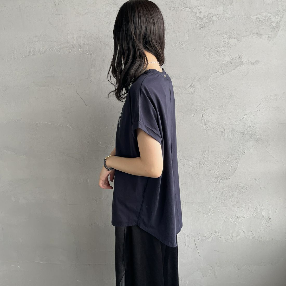 MICA&DEAL [マイカアンドディール] SHARON プリントTシャツ [0125209101] NAVY &&モデル身長：160cm 着用サイズ：38&&