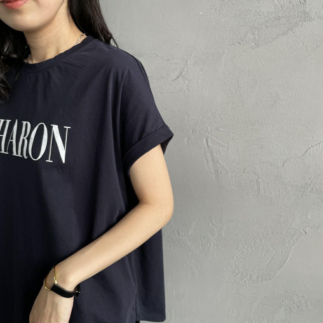 MICA&DEAL [マイカアンドディール] SHARON プリントTシャツ [0125209101] NAVY &&モデル身長：160cm 着用サイズ：38&&