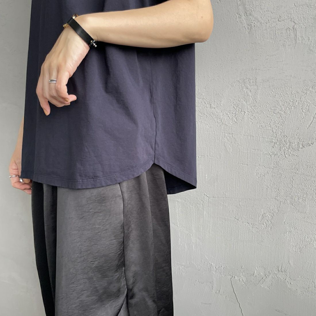MICA&DEAL [マイカアンドディール] SHARON プリントTシャツ [0125209101] NAVY &&モデル身長：160cm 着用サイズ：38&&