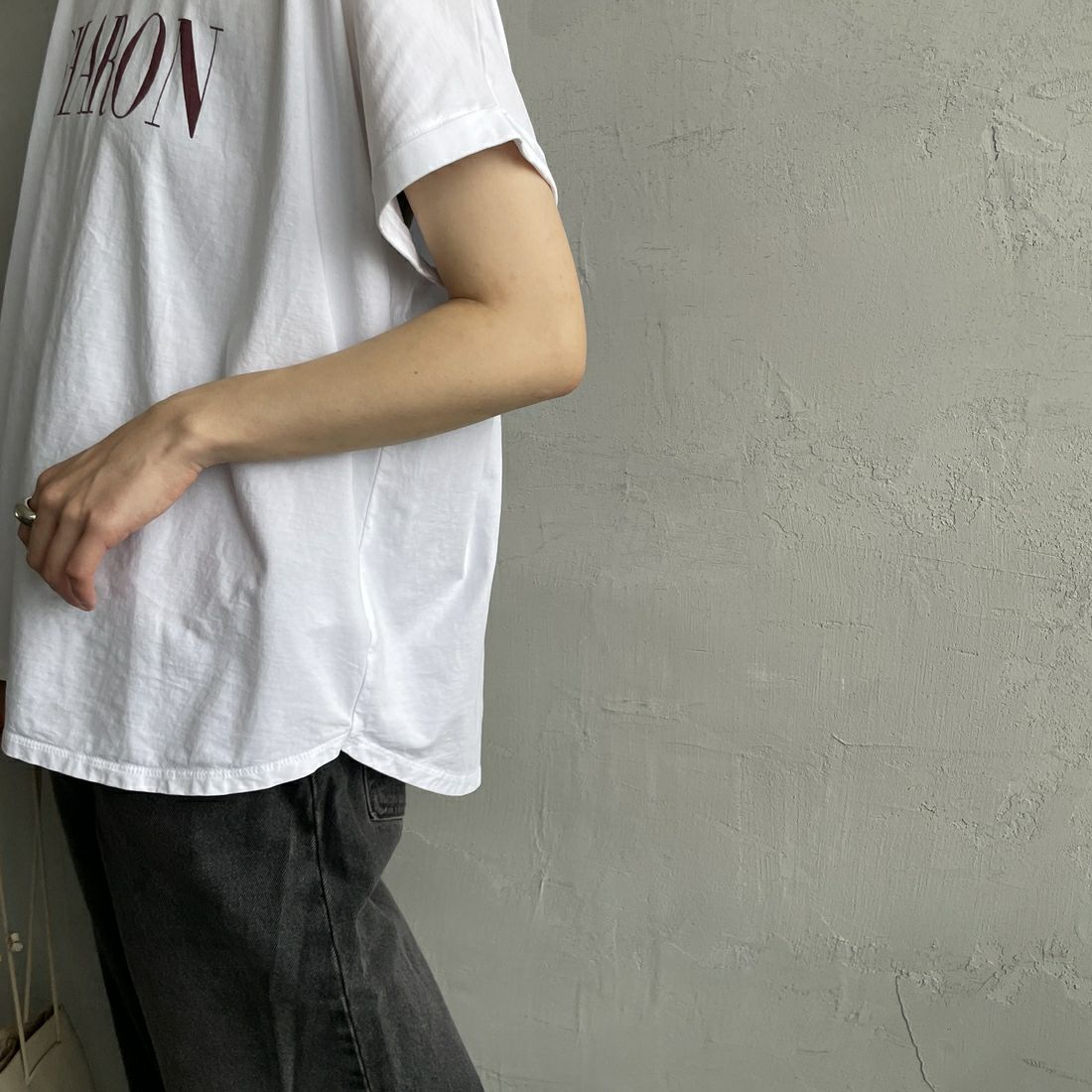 MICA&DEAL [マイカアンドディール] SHARON プリントTシャツ [0125209101] WHITE &&モデル身長：158cm 着用サイズ：38&&