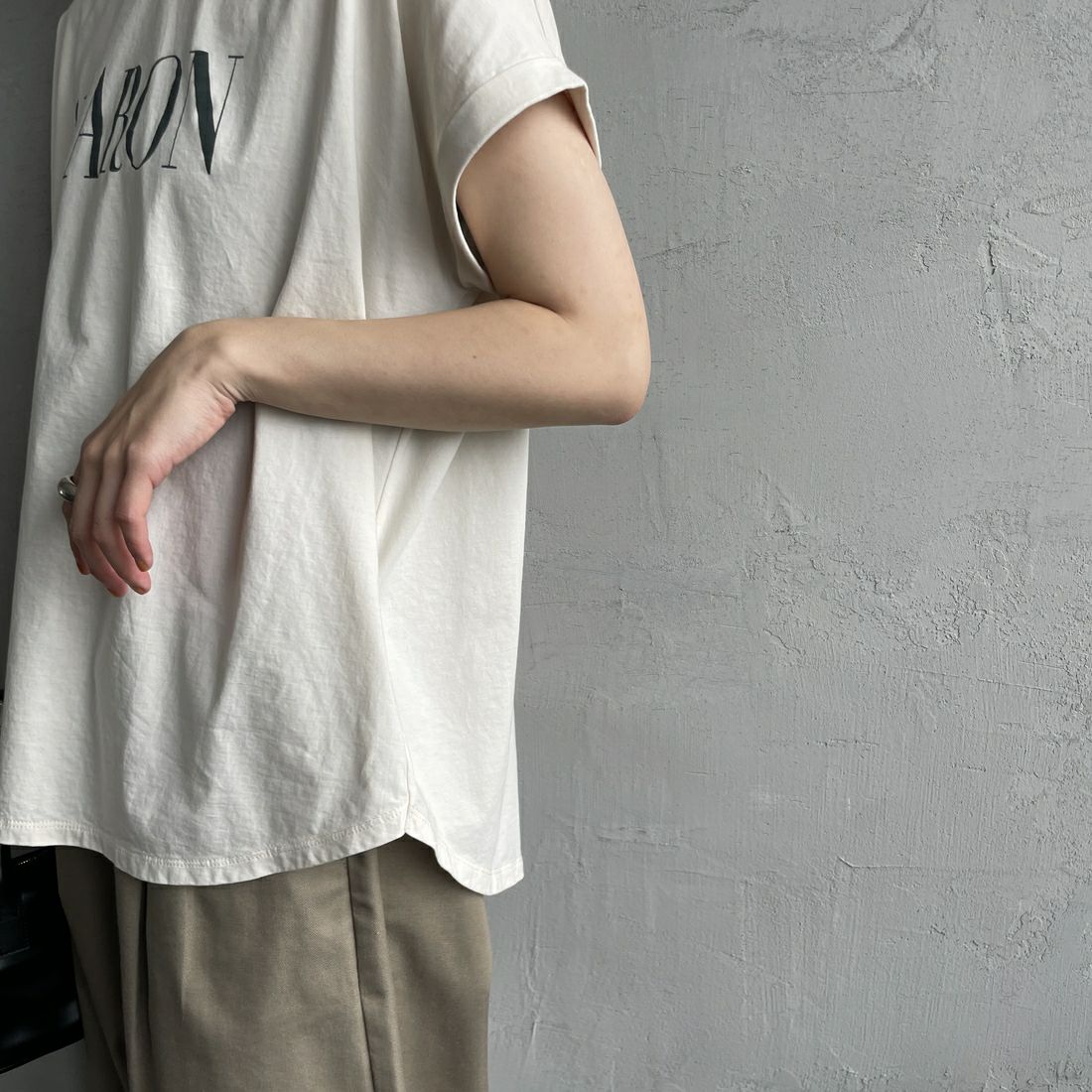 MICA&DEAL [マイカアンドディール] SHARON プリントTシャツ [0125209101] L/BEIGE &&モデル身長：158cm 着用サイズ：38&&
