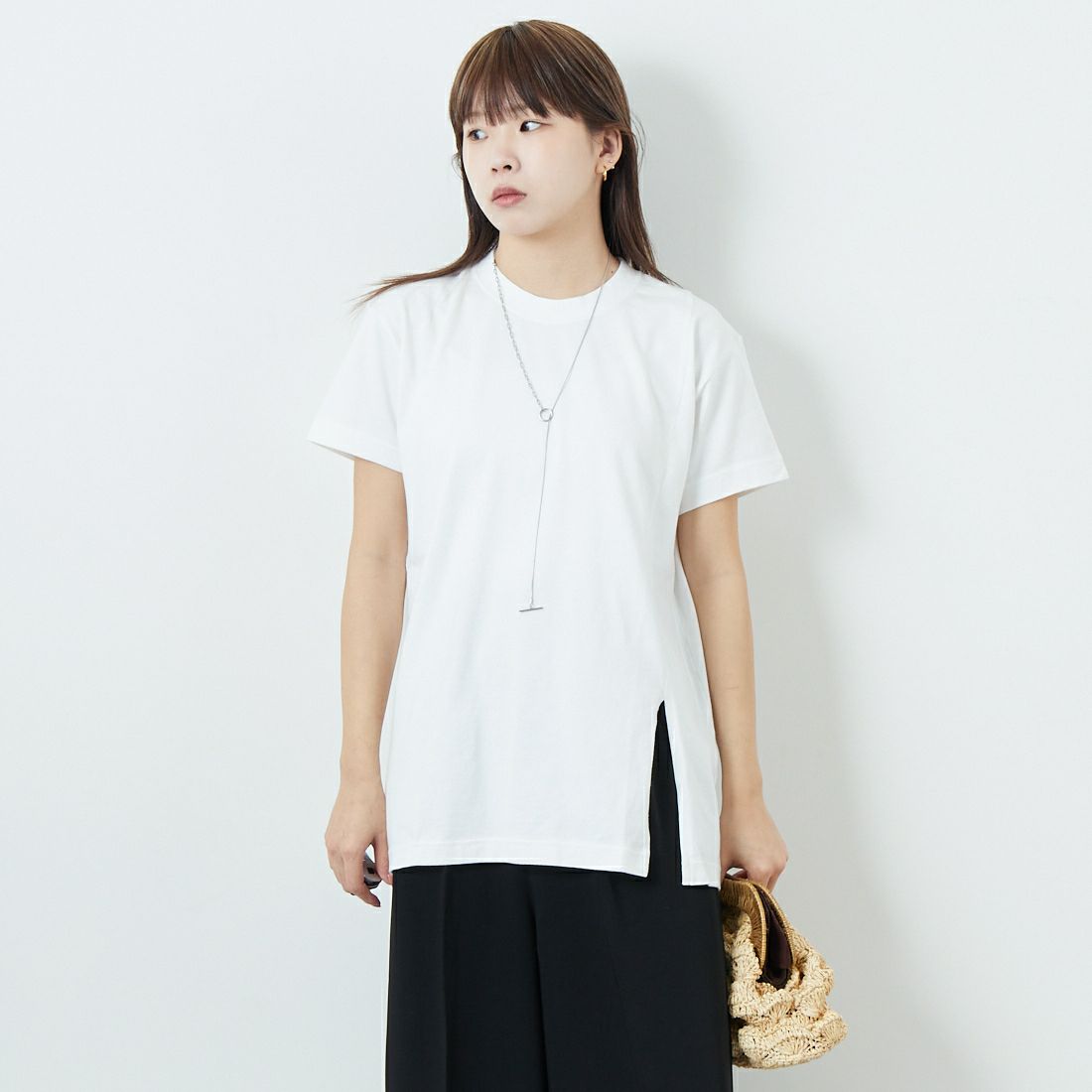 MEYAME [メヤメ] スリットTシャツ [MEY-2024] WHITE &&モデル身長：167cm 着用サイズ：F&&