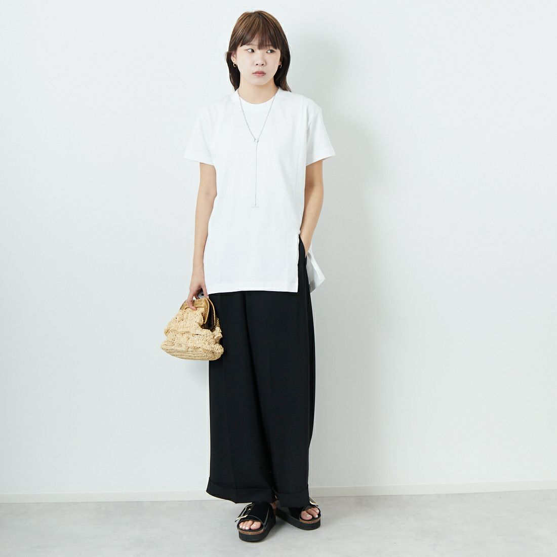 MEYAME [メヤメ] スリットTシャツ [MEY-2024] WHITE &&モデル身長：167cm 着用サイズ：F&&