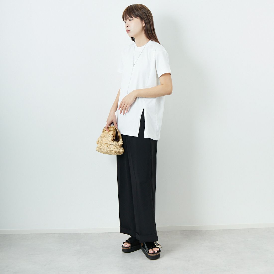 MEYAME [メヤメ] スリットTシャツ [MEY-2024] WHITE &&モデル身長：167cm 着用サイズ：F&&