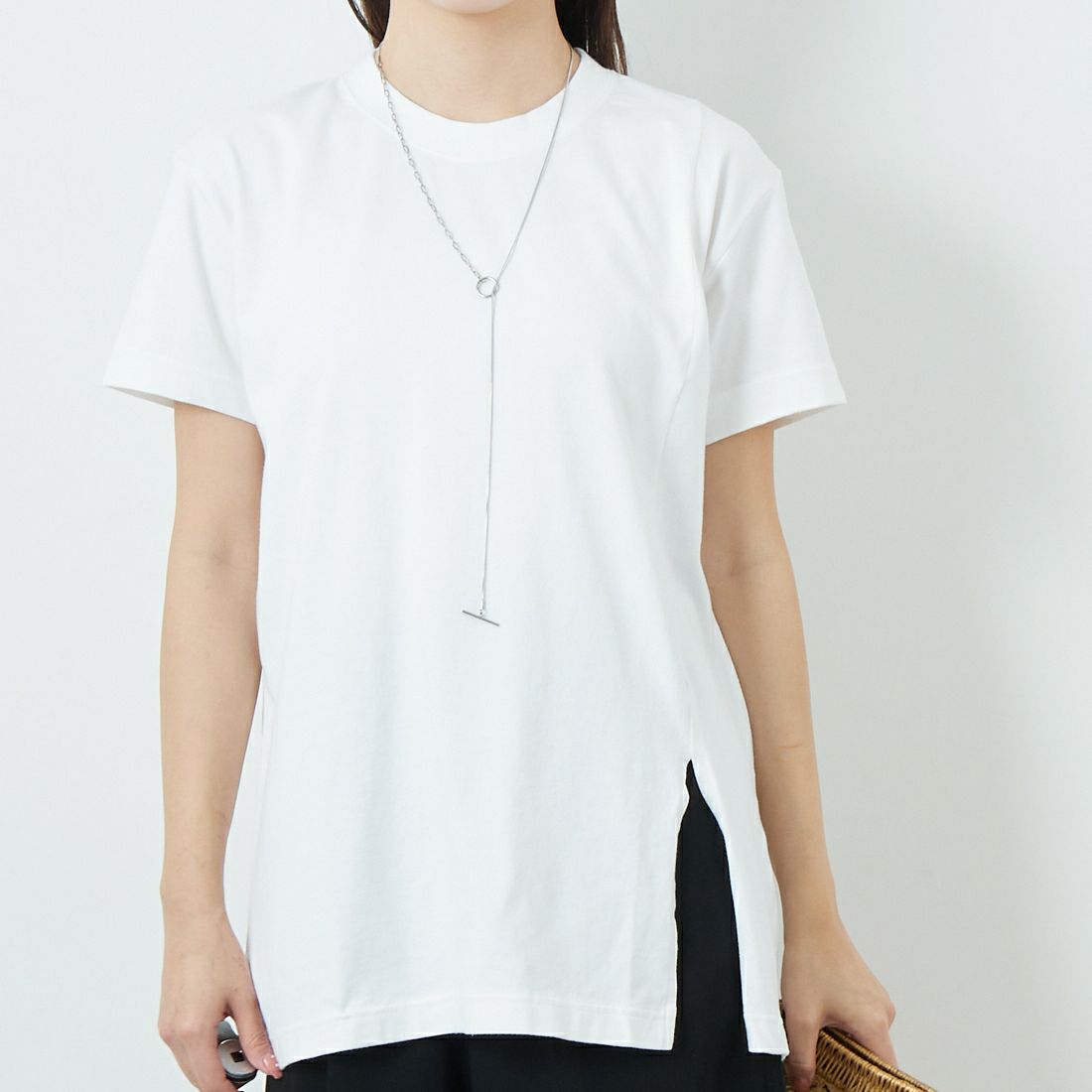 MEYAME [メヤメ] スリットTシャツ [MEY-2024] WHITE &&モデル身長：167cm 着用サイズ：F&&