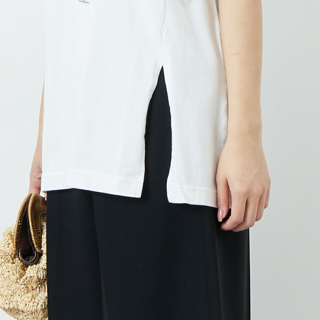 MEYAME [メヤメ] スリットTシャツ [MEY-2024] WHITE &&モデル身長：167cm 着用サイズ：F&&