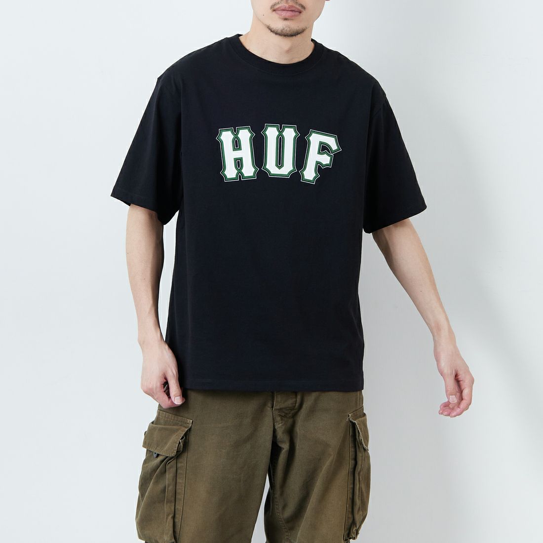 HUF [ハフ] GIANT ショートスリーブTシャツ [TS02401] BLACK &&モデル身長：168cm 着用サイズ：M&&