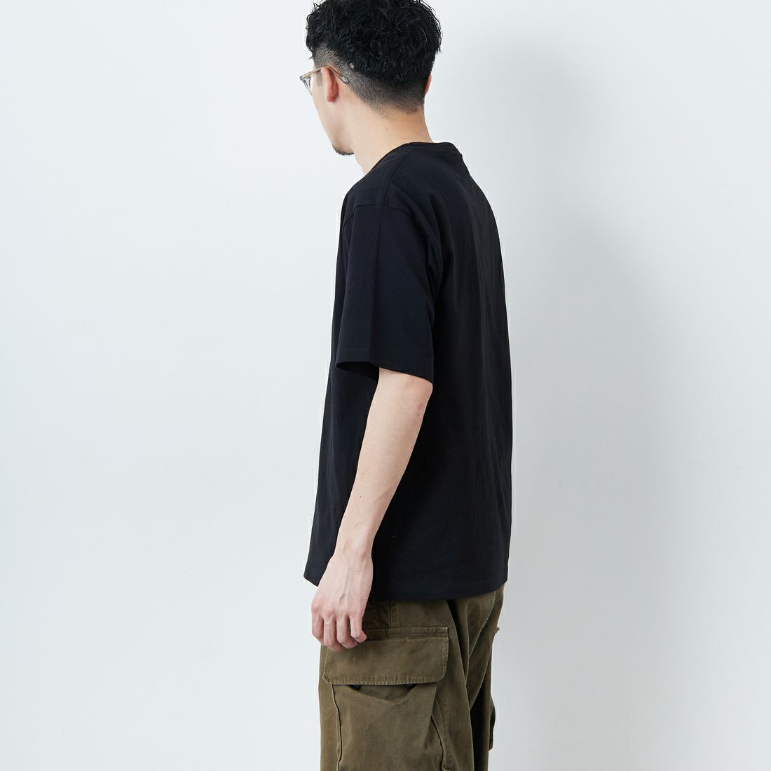 HUF [ハフ] GIANT ショートスリーブTシャツ [TS02401] BLACK &&モデル身長：168cm 着用サイズ：M&&