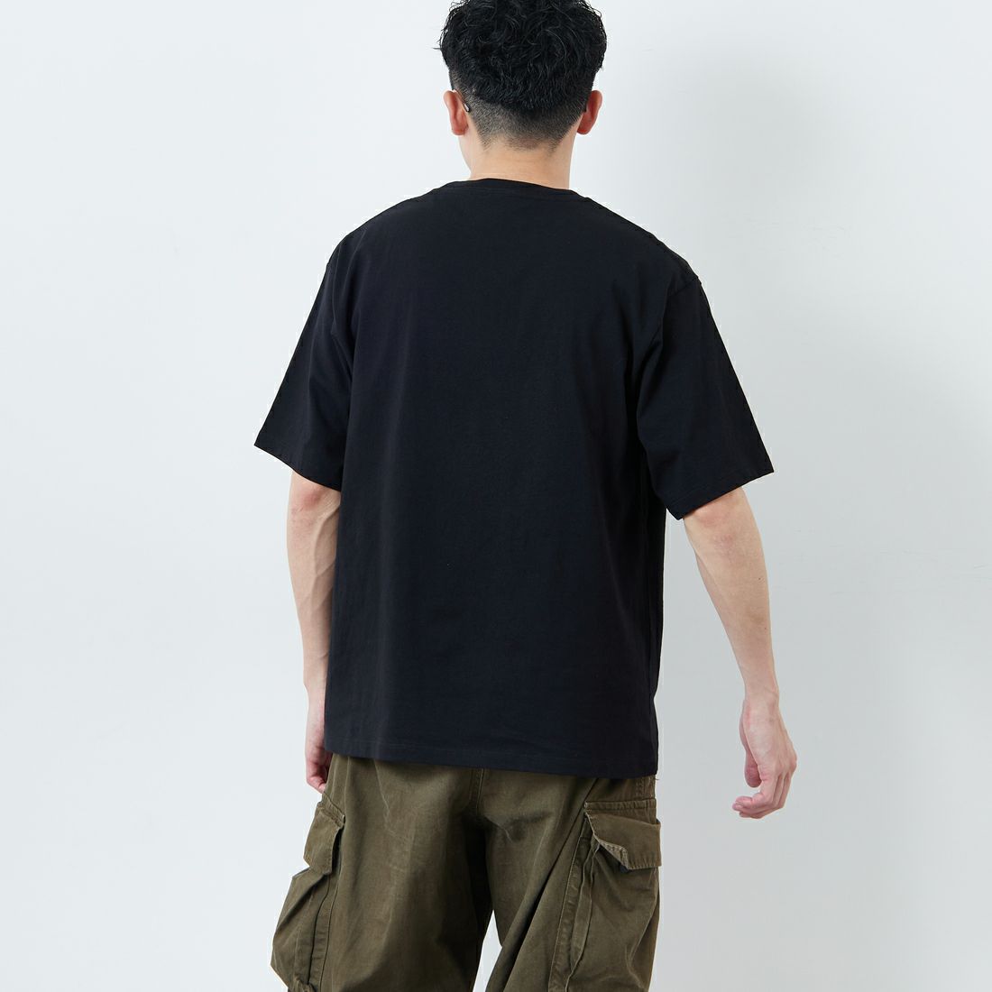 HUF [ハフ] GIANT ショートスリーブTシャツ [TS02401] BLACK &&モデル身長：168cm 着用サイズ：M&&