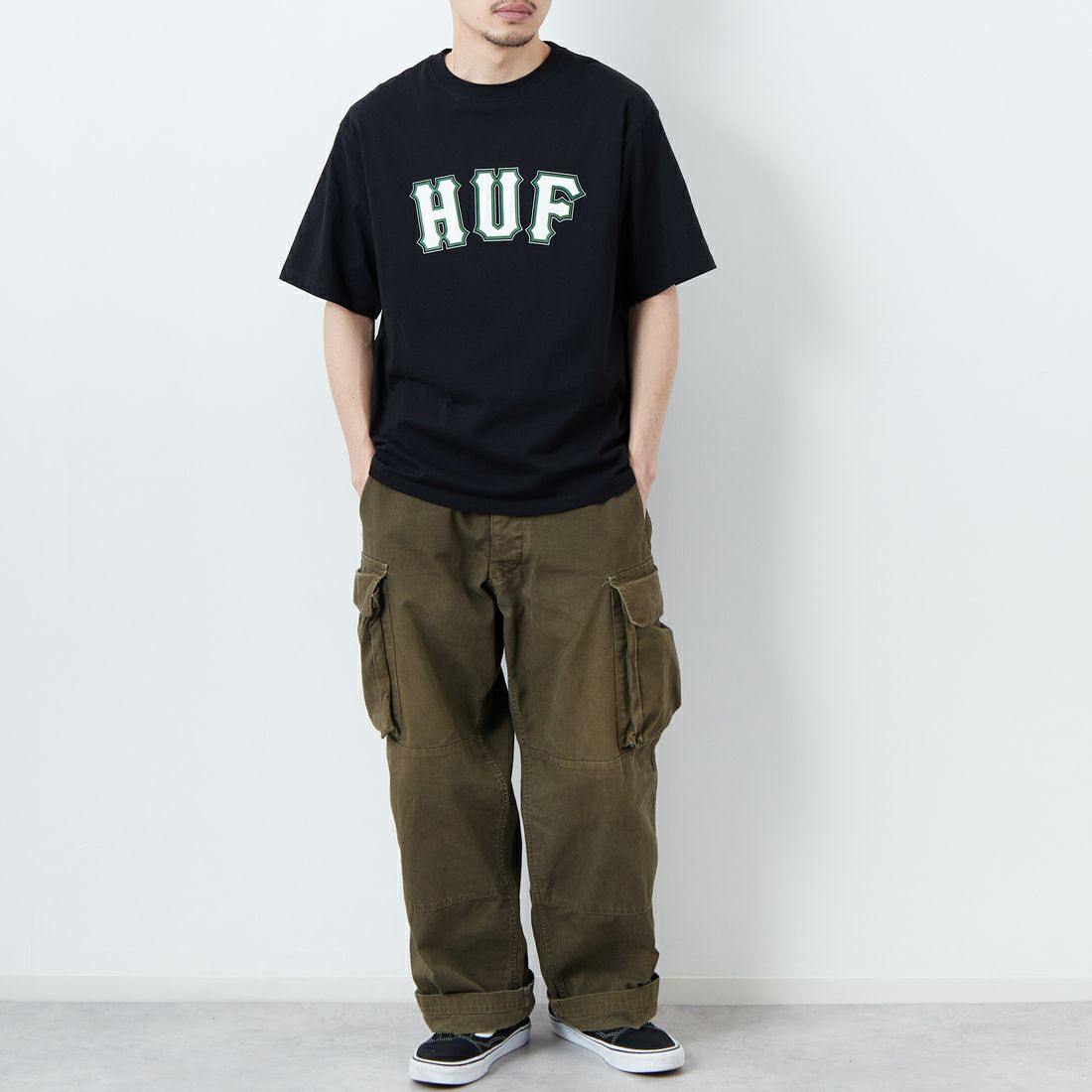 HUF [ハフ] GIANT ショートスリーブTシャツ [TS02401] BLACK &&モデル身長：168cm 着用サイズ：M&&