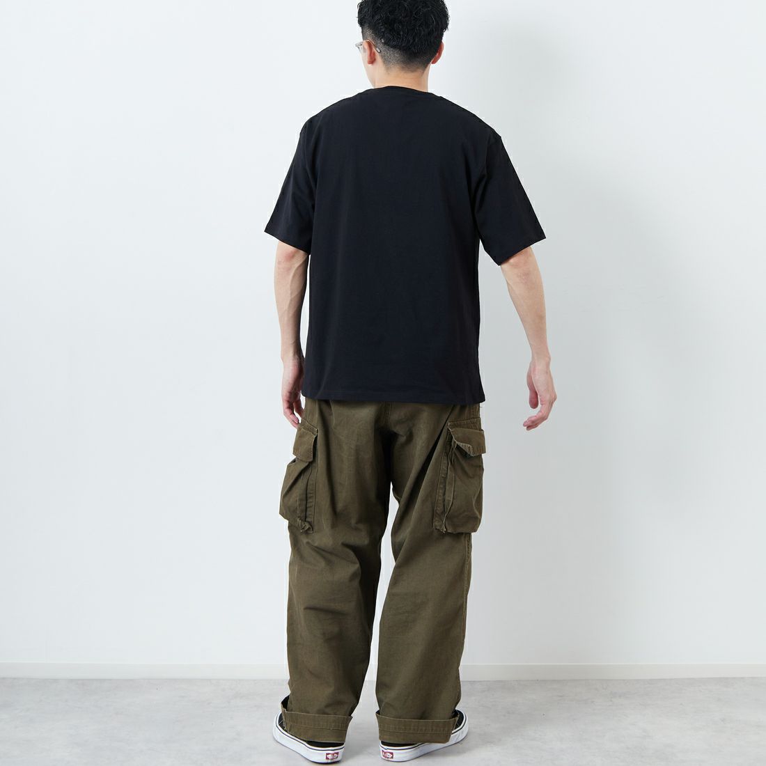 HUF [ハフ] GIANT ショートスリーブTシャツ [TS02401] BLACK &&モデル身長：168cm 着用サイズ：M&&