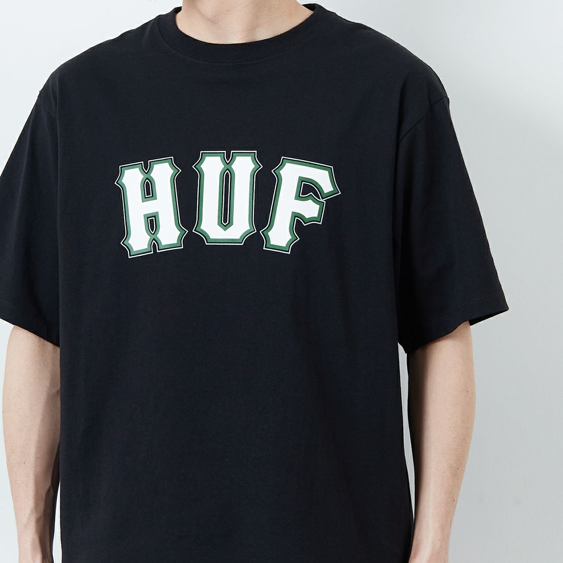 HUF [ハフ] GIANT ショートスリーブTシャツ [TS02401] BLACK &&モデル身長：168cm 着用サイズ：M&&