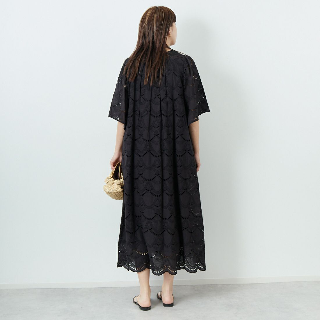 ne Quittez pas [ヌキテパ] コットンボイル ヘムラ刺繍ワンピース [010400CB1] 09 BLACK &&モデル身長：167cm 着用サイズ：F&&