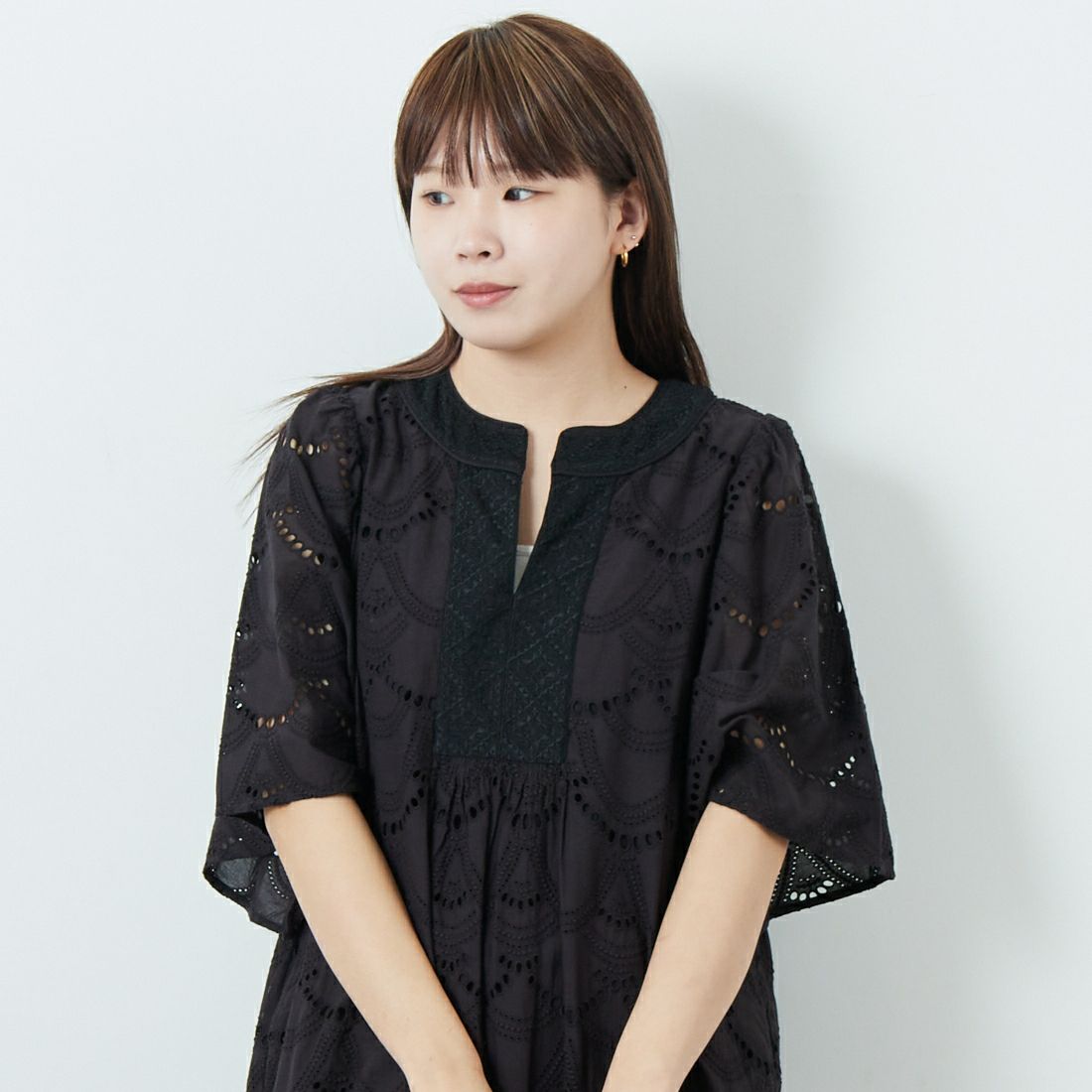 ne Quittez pas [ヌキテパ] コットンボイル ヘムラ刺繍ワンピース [010400CB1] 09 BLACK &&モデル身長：167cm 着用サイズ：F&&