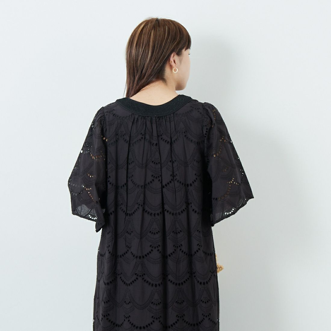 ne Quittez pas [ヌキテパ] コットンボイル ヘムラ刺繍ワンピース [010400CB1] 09 BLACK &&モデル身長：167cm 着用サイズ：F&&