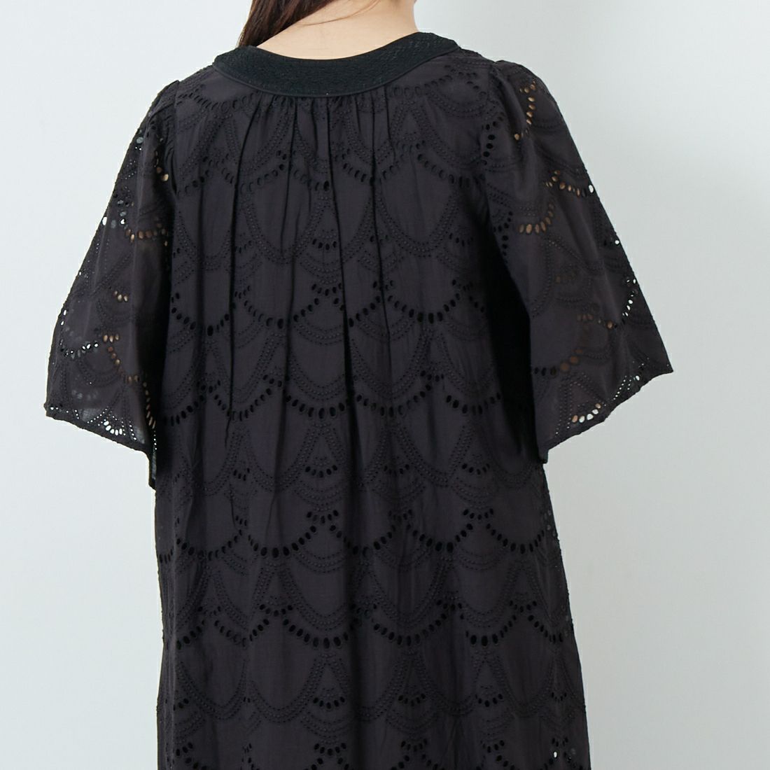 ne Quittez pas [ヌキテパ] コットンボイル ヘムラ刺繍ワンピース [010400CB1] 09 BLACK &&モデル身長：167cm 着用サイズ：F&&