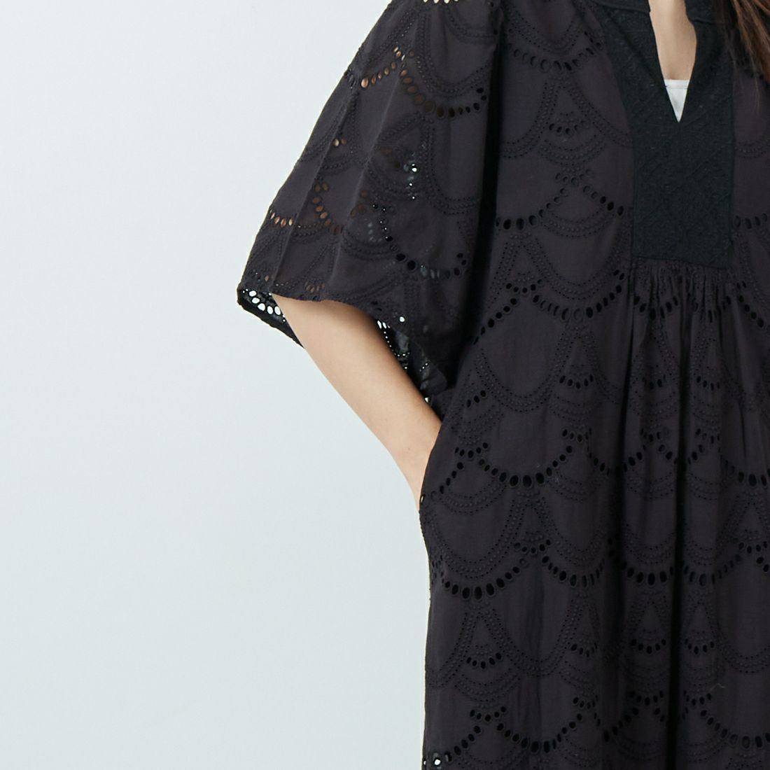 ne Quittez pas [ヌキテパ] コットンボイル ヘムラ刺繍ワンピース [010400CB1] 09 BLACK &&モデル身長：167cm 着用サイズ：F&&