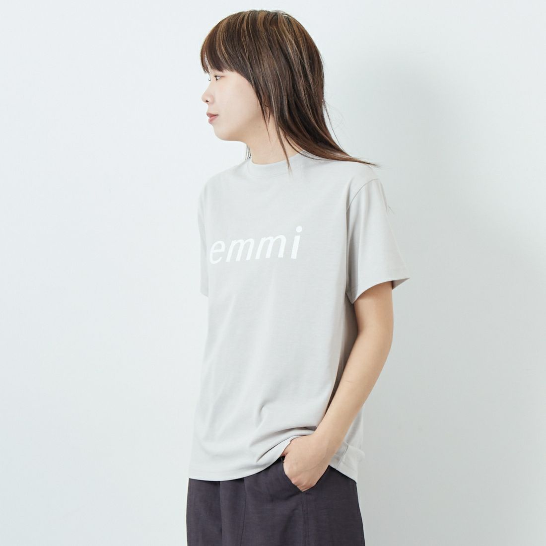 emmi [エミ] エコemmiロゴTシャツ [13WCT251061] BEG &&モデル身長：167cm 着用サイズ：F&&