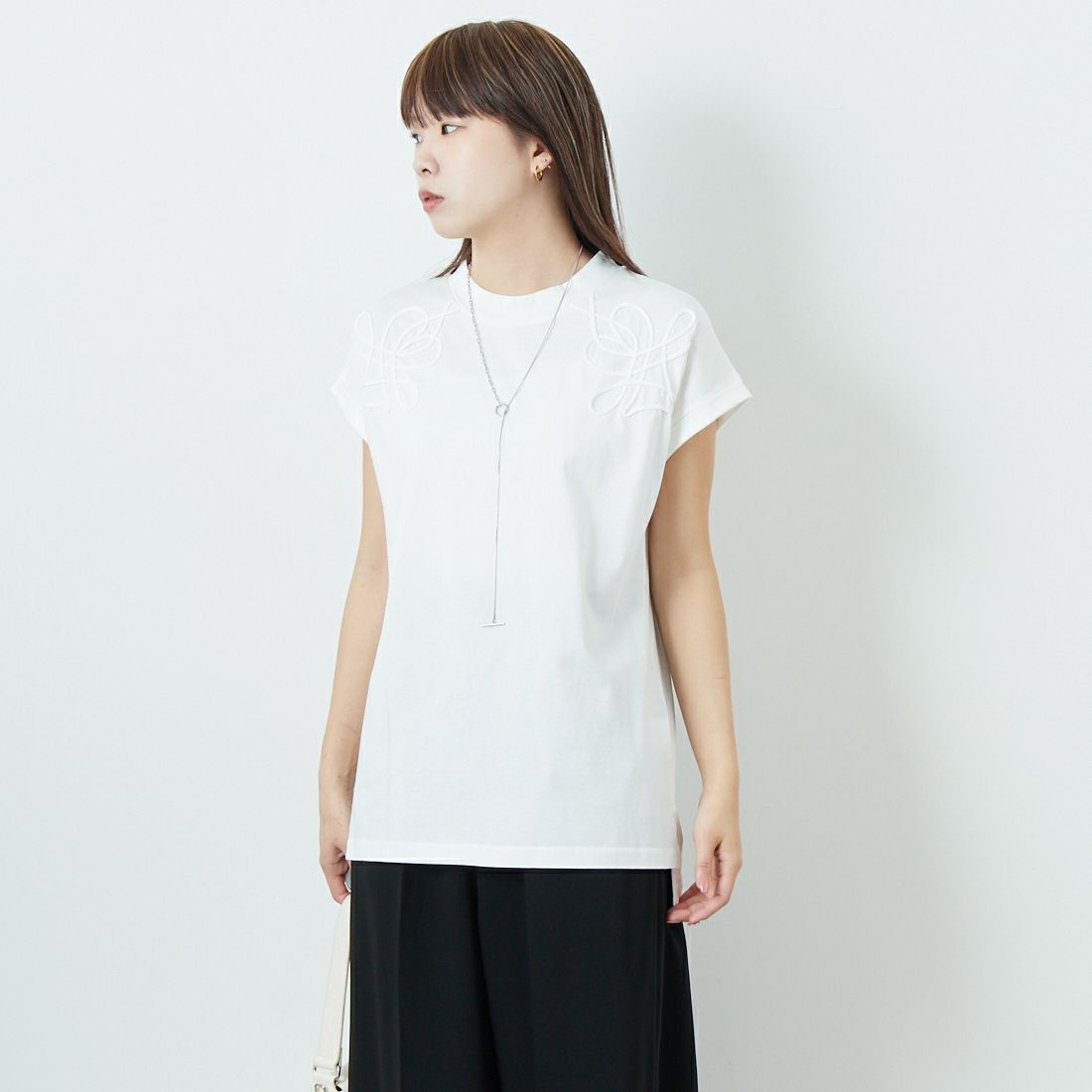 MARGAUX [マルゴー] コード刺繍Tシャツ [MG-CT-25061-S] OFF/OFF &&モデル身長：167cm 着用サイズ：F&&