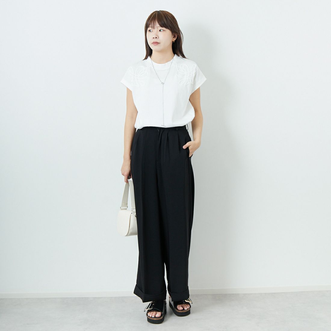 MARGAUX [マルゴー] コード刺繍Tシャツ [MG-CT-25061-S] OFF/OFF &&モデル身長：167cm 着用サイズ：F&&