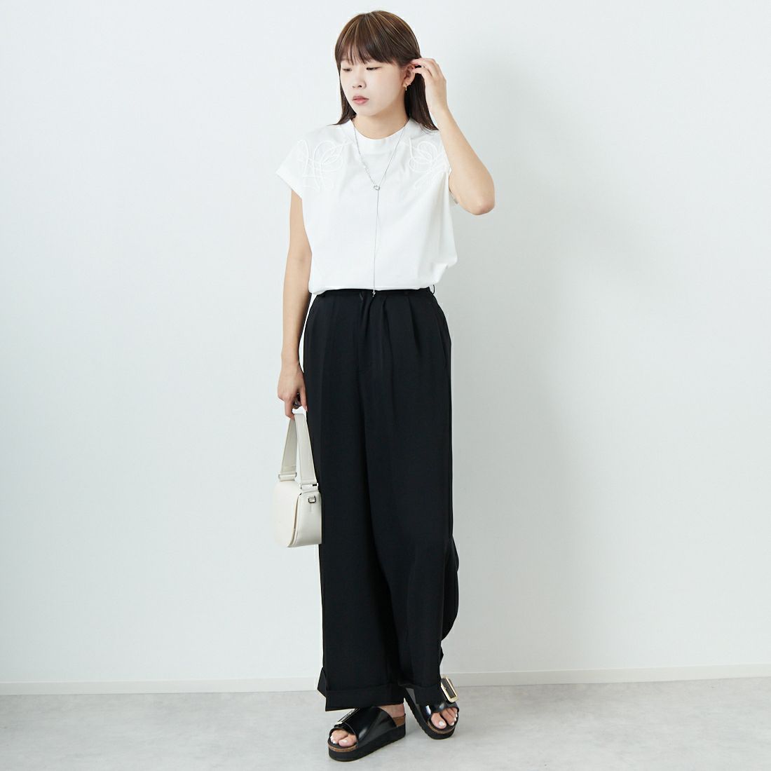 MARGAUX [マルゴー] コード刺繍Tシャツ [MG-CT-25061-S] OFF/OFF &&モデル身長：167cm 着用サイズ：F&&
