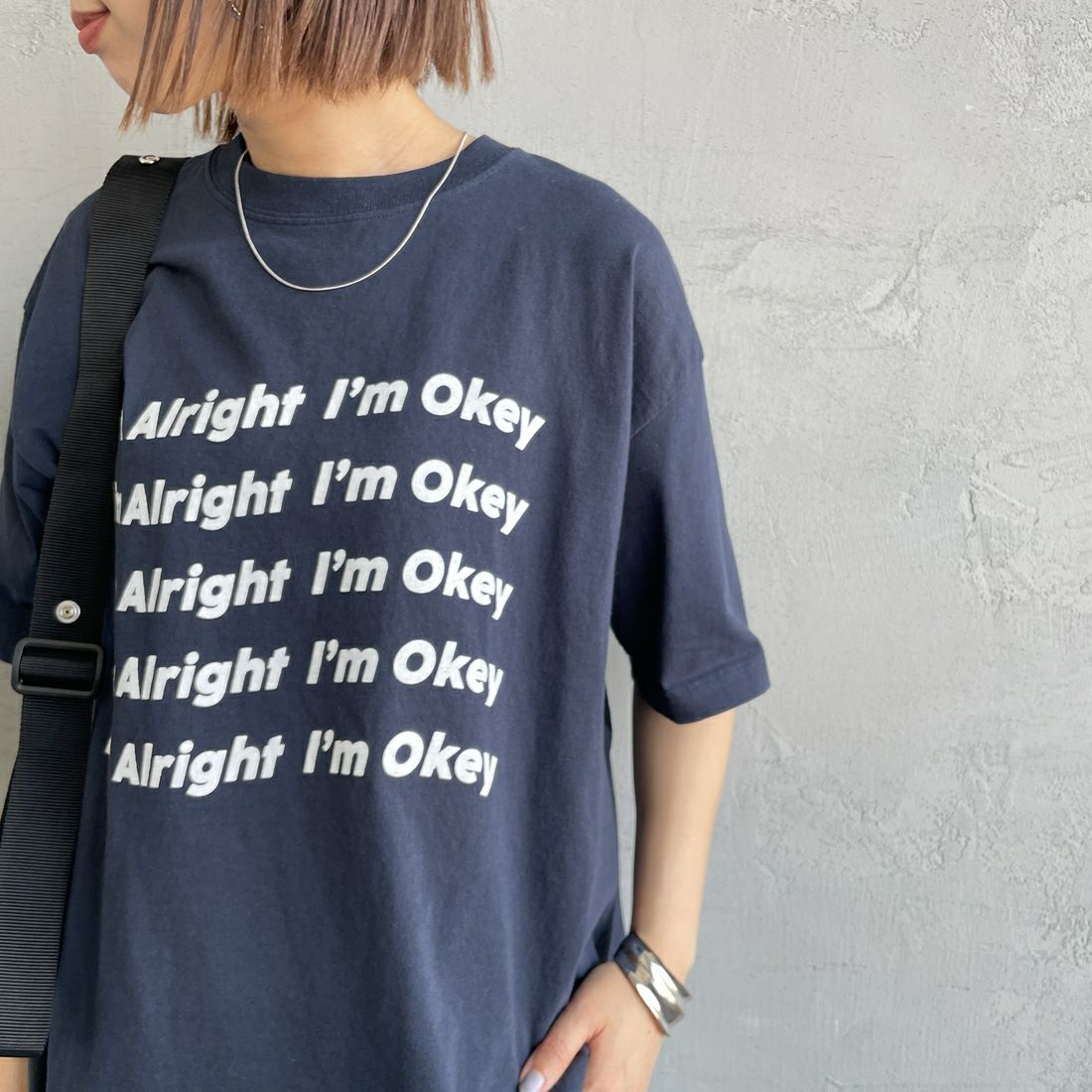 FUNG [ファング] IM ALRIGHT カットオフプリントTシャツ [IM-ALRIGHT] NV/WHITE &&モデル身長：159cm 着用サイズ：M&&